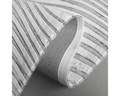 Covor gri-alb cu model în dungi