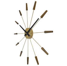 Ceas de perete cu afișaj orar și elemente decorative