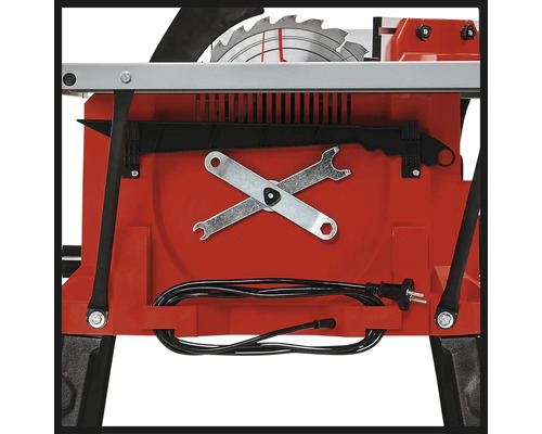 Prim-plan cu mașina de tăiat faianță cu unelte și cablu