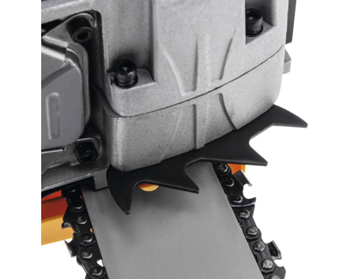 Prim-plan cu un lanț de motofierăstrău cu lanț și opritor cu gheare