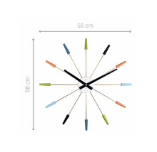 Ceas de perete cu marcaje colorate și dimensiunile de 58 pe 58 de centimetri