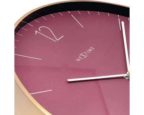 Sigla Nextime pe un ceas de perete rotund