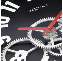 Prim-plan cu un ceas de perete Nextime cu mecanism vizibil