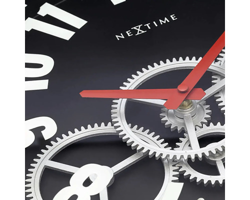 Prim-plan cu un ceas de perete Nextime cu mecanism vizibil