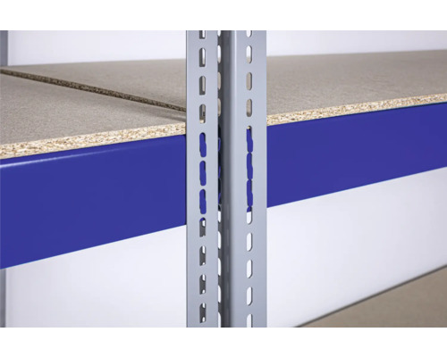 Prim-plan al unui raft cu cadru metalic și polițe