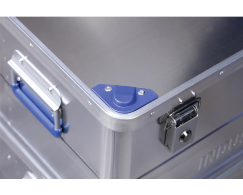 Prim-plan cu o valiză din aluminiu, cu închizătoare și mâner