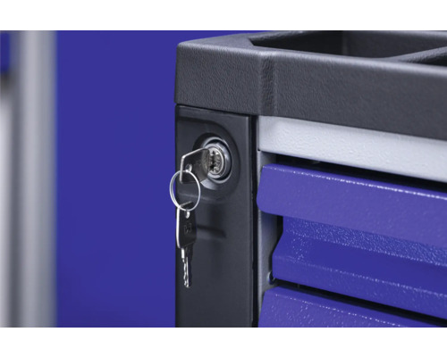 Prim-plan cu un cărucior de atelier cu încuietoare și cheie