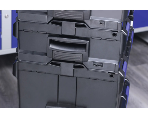 Stivă de cutii de scule negre din plastic