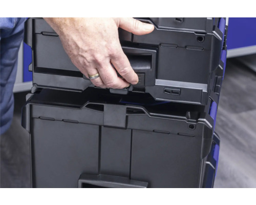 Persoană care deschide cutie de scule