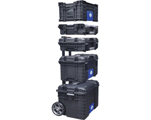 Stivă de cutii de scule și valize de scule pe un cărucior cu rotile