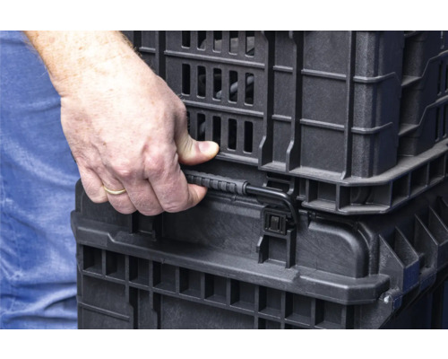 Cutie din plastic stivuibilă cu mâner în prim-plan