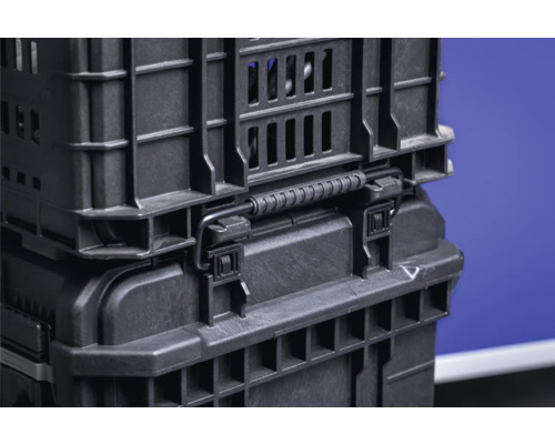 Prim-plan cu cutii de scule negre din plastic stivuite