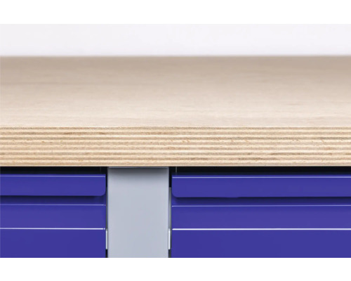 Imagine detaliată a unui banc de lucru cu blat din lemn și sertare