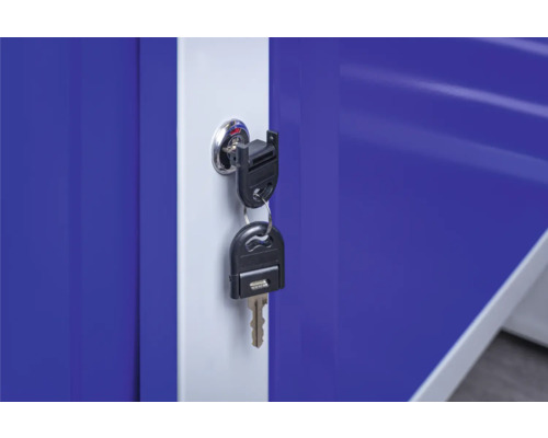 Cheie în broasca unei dulapuri din oțel