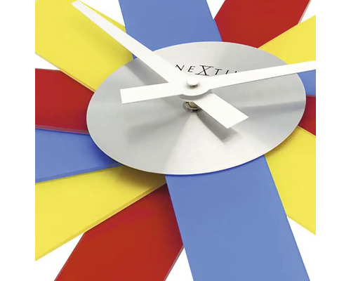 Ceas de perete cu accente colorate și cadran argintiu