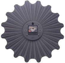 Spatele unui ceas de perete gri cu design de floarea-soarelui