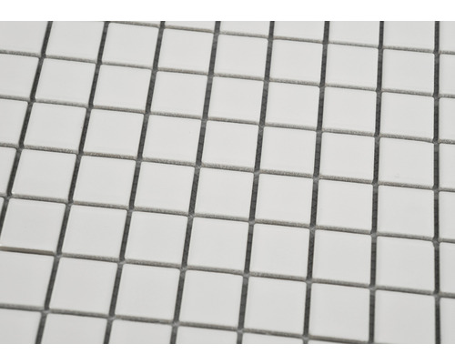 Prim-plan cu plăci de mozaic pătrate albe