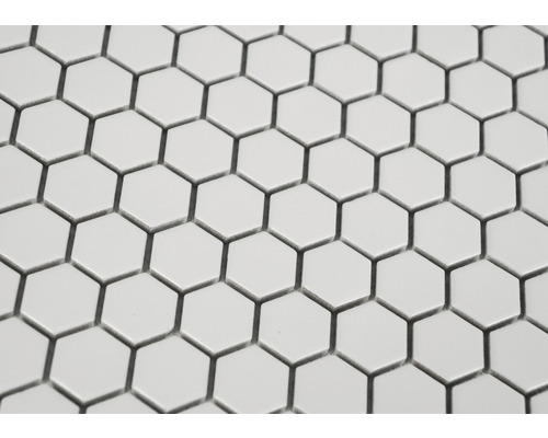 Prim-plan cu plăci albe hexagonale