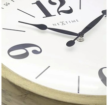 Prim-plan al unui ceas de perete Nextime cu cadran