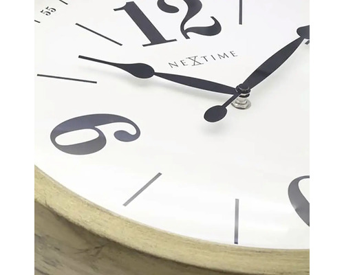 Prim-plan al unui ceas de perete Nextime cu cadran