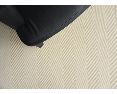 Covor cu model herringbone și piesă de mobilier