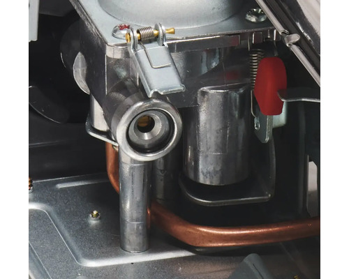 Prim-plan al unui arzător cu elemente metalice și țeavă de cupru