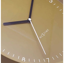 Prim-plan cu un ceas de perete Nextime cu indicator pentru ore, minute și secunde.