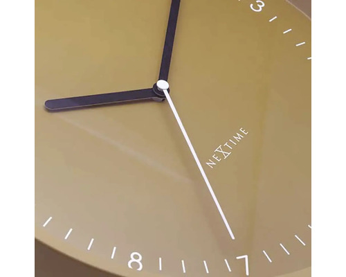 Prim-plan cu un ceas de perete Nextime cu indicator pentru ore, minute și secunde.