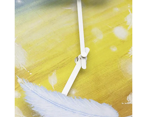 Prim-plan al unui ceas de perete cu design cu pene și indicatoare albe.