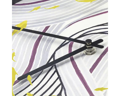 Detaliu cu ceas de perete cu arătătoare și model cu pești