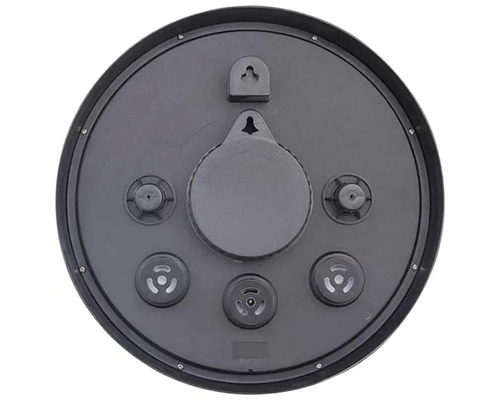 Partea din spate a unui ceas rotund de perete cu accesorii de montare și compartiment pentru baterii