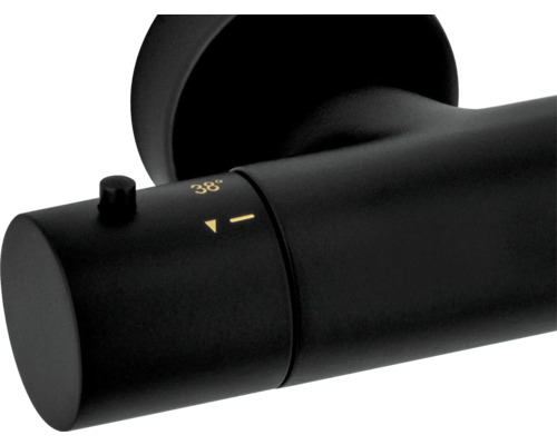 Prim-plan al unui robinet termostatic negru cu afișaj de temperatură și buton de siguranță