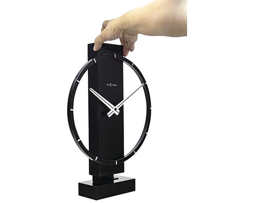 Ceas de masă Nextime cu design circular ținut de o mână.