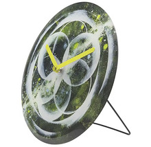 Ceas de masă cu design floral abstract și arătătoare galbene