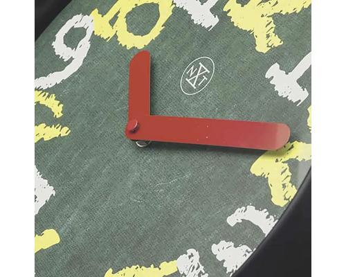 Prim-plan cu un ceas de perete cu model de numere și indicatoare