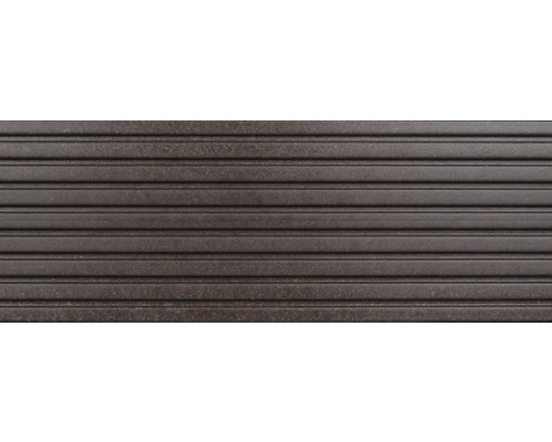 Prim-plan cu placare de fațadă canelată