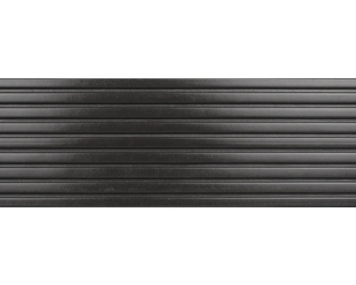 Prim-plan cu un lambriu de perete întunecat, canelat.