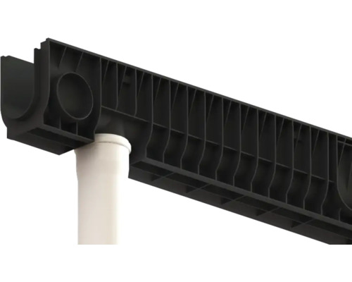 Prim-plan cu un canal de scurgere negru cu o țeavă de evacuare albă.