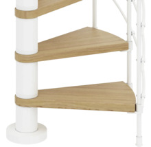 Imagine detaliată a unei scări în spirală cu trepte din lemn și balustradă albă