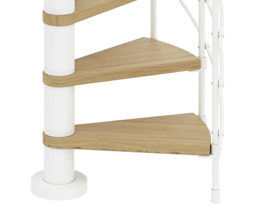 Imagine detaliată a unei scări în spirală cu trepte din lemn și balustradă albă