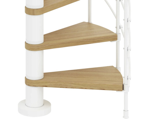 Prim-plan cu o scară spiralată cu trepte din lemn și balustradă metalică albă.