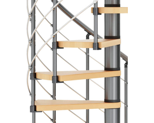 Imagine detaliată cu o scară spiralată cu trepte din lemn și balustradă metalică