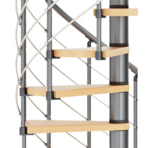 Imagine detaliată a unei scări spirale cu trepte din lemn și balustradă metalică
