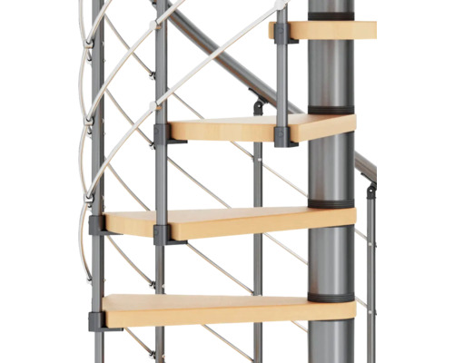 Imagine detaliată a unei scări spirale cu trepte din lemn și balustradă metalică