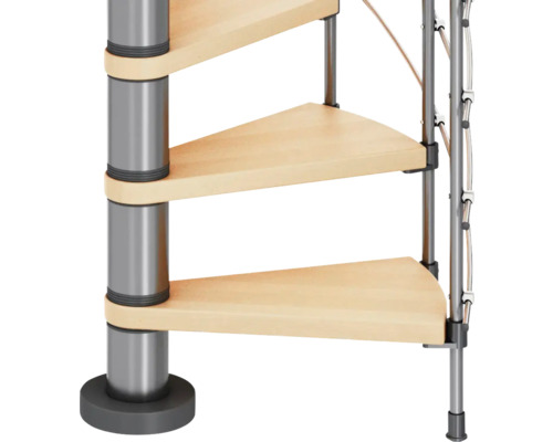 Imagine detaliată a unei scări spiralate cu trepte din lemn și balustradă metalică