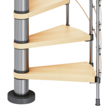 Prim-plan cu o scară în spirală cu trepte din lemn și o balustradă metalică