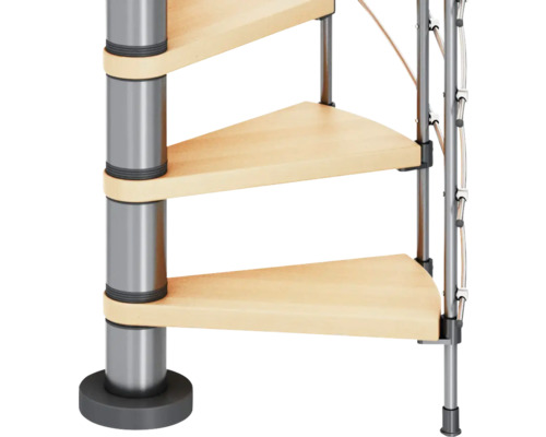 Prim-plan cu o scară în spirală cu trepte din lemn și o balustradă metalică