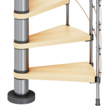 Prim-plan cu o scară spiralată cu trepte din lemn și balustradă metalică