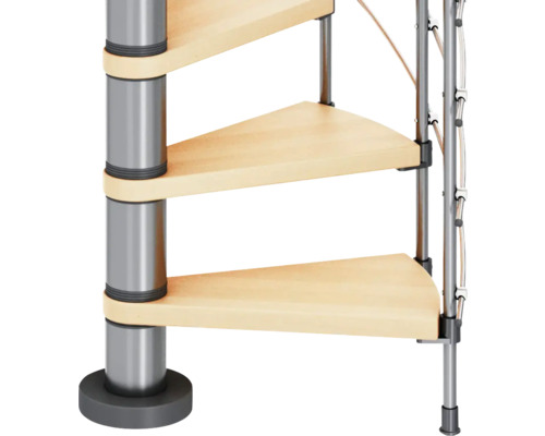 Prim-plan cu o scară spiralată cu trepte din lemn și balustradă metalică