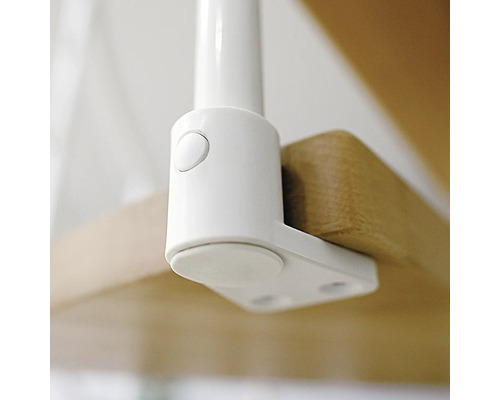 Imagine detaliată cu o fixare a unei porți de protecție pentru scări pe o scară din lemn.